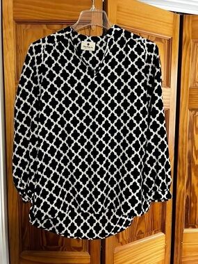 Black and White Geometric Print Long-Sleeve Blouse